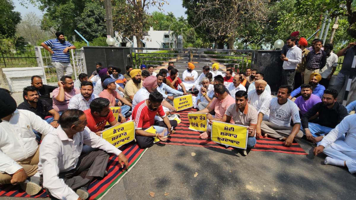 nangal dam water dispute with haryana and punjab bbmb official try to open gate of nangal dam aap protests bbmb chairman held