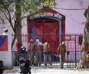 उत्तर प्रदेश की जेलों मे अफसरों की कमी सुरक्षा-व्यवस्था में बड़ा रोड़ा बन गई हैं।