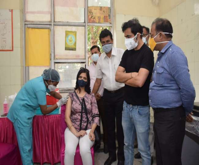 सांसद गौतम गंभीर ने मंगलवार को गीता कालोनी में टीकाकरण अभियान की शुरुआत की।