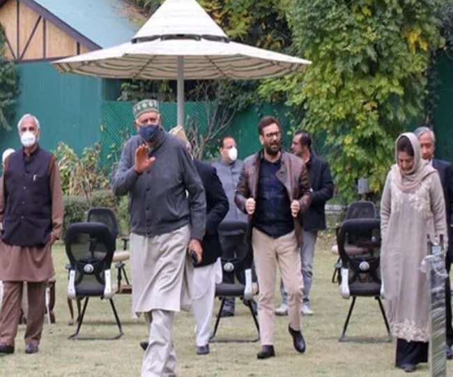 पीपुल्स कांफ्रेंस के सज्जाद गनी लोन ने सार्वजनिक तौर इससे नाता तोड़ लिया।
