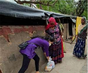 कोरोना काल में जरूरतमंदों तक राशन सामग्री पहुंचाती प्रसन्ना कुमावत।