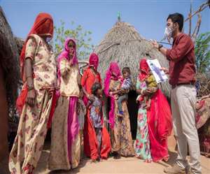 ग्रामीणों को टीकाकरण के लिए जागरुक करने का प्रयास करते युवाओं की टीम