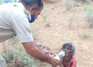 वृद्धा को पानी पिलाती पुलिस, बच्‍ची की हुई मौत