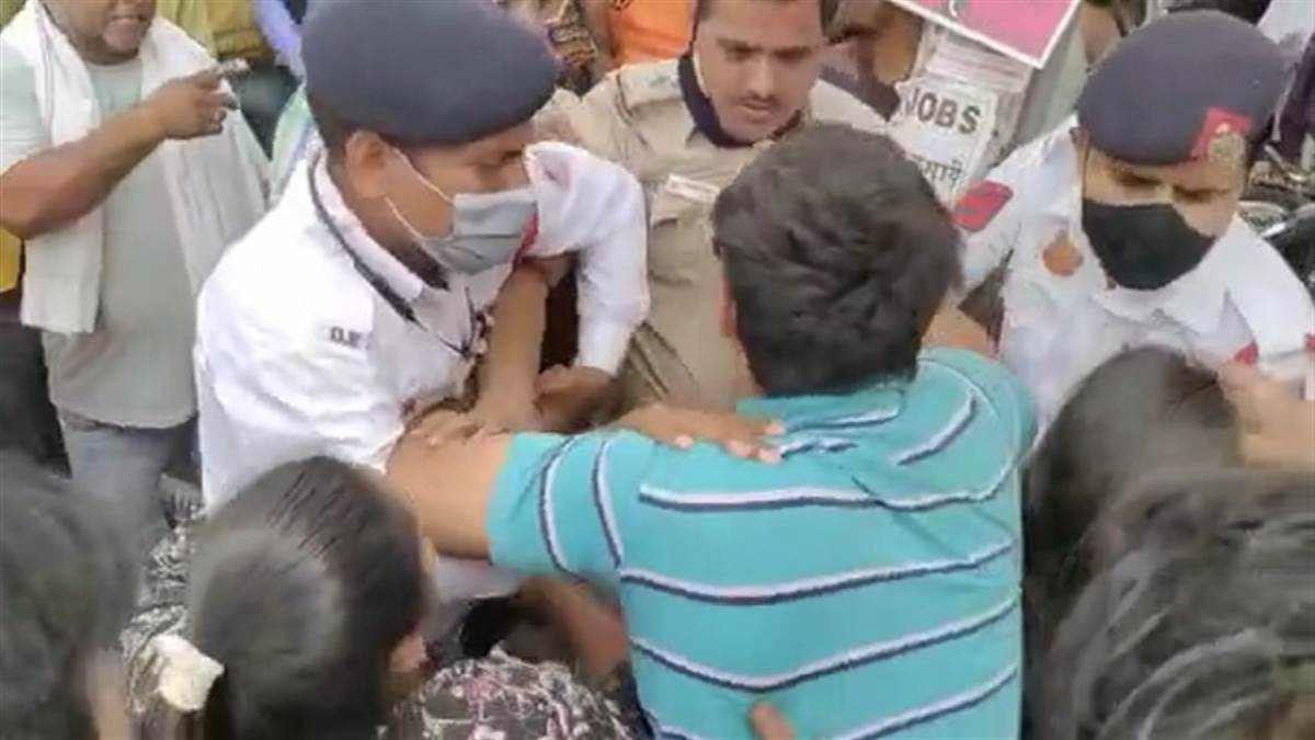 VIDEO: दिल्ली में दिखी युवती की दबंगई, साथियों के साथ मिलकर पुलिस के जवान को दौड़ा-दौड़ाकर पीटा