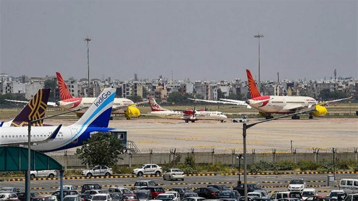 एयरपोर्ट और विमानों में मास्क लगाना फिर हुआ अनिवार्य