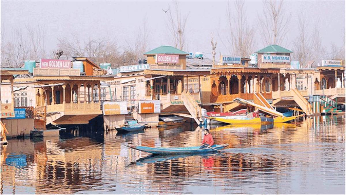 jammu and kashmir administration made fire fighting equipment mandatory in houseboats