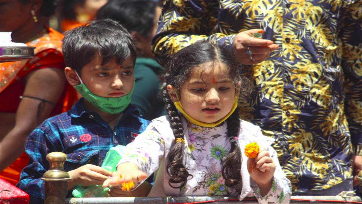 kashmiri hindus who reached kheer bhawani mela welcomed with flowers by muslim brothers