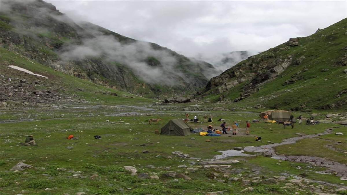 हिमाचल के हिमालयी क्षेत्र में पड़ने वाला हामटा दर्रा इन दिनों ट्रैकर्स की पहली पसंद बना हुआ है।