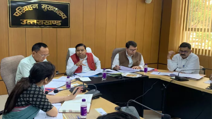 उन्होंने कहा कि सभी ब्लैक स्पाट को दुरुस्त करने के साथ ही संवेदनशील स्थलों पर क्रैश बैरियर लगाए जाने हैं।