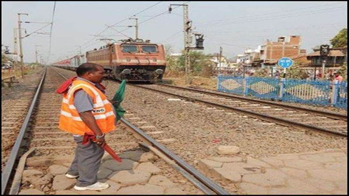 https://www.jagranimages.com/images/newimg/08062022/08_06_2022-railway_employee_news_22784019.jpg