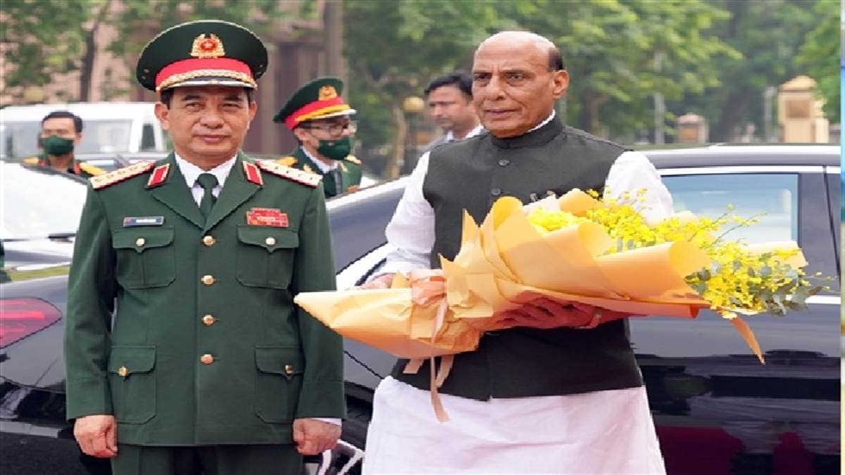https://www.jagranimages.com/images/newimg/08062022/08_06_2022-rajnath_singh_and__vietnam_defence_22785425.jpg