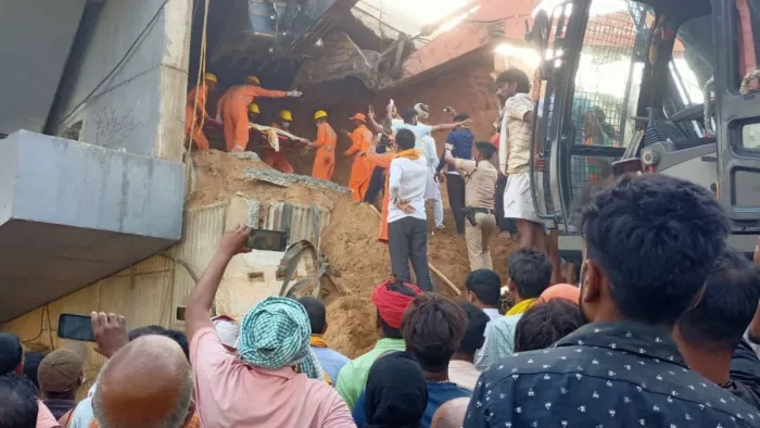 Boy trapped in Sone bridge: सोन पुल के दो पिलरों के बीच फंसे बच्चे को निकाला गया।