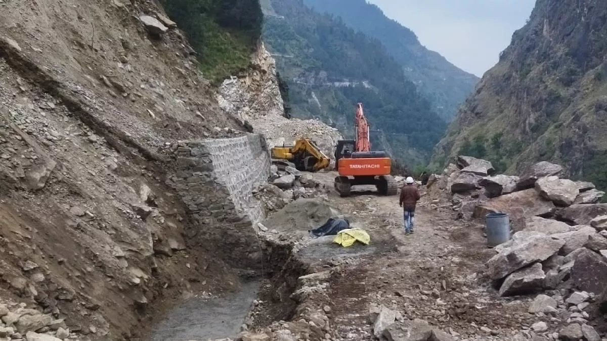 हेलंग मारवाड़ी बाईपास का निर्माण कार्य शुरू, जोशीमठ बचाओ समिति ने निर्माण में विस्फोट के प्रयोग पर जताया एतराज