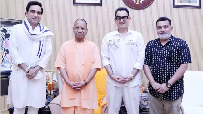 Main Atal Hoon Team With Yogi Adityanath