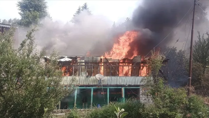 Himachal Fire News: हिमाचल में तीन मंजिला मकान में लगी भीषण आग