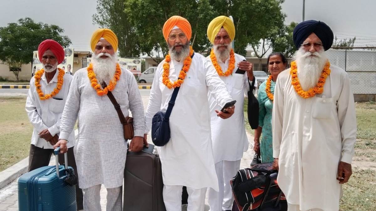 a group of 740 devotees left for pakistan martyrdom day of shri guru arjun dev ji will be celebrated