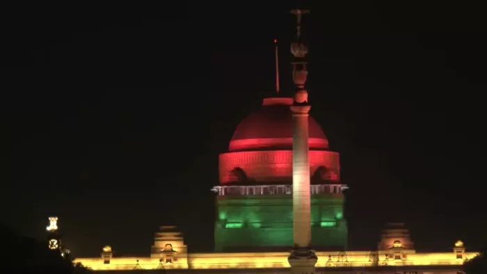 जगमग रोशनी में नहाया राष्ट्रपति भवन (Image: ANI)