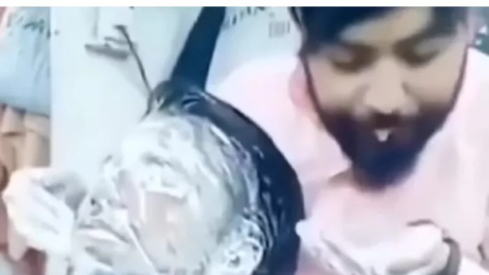 Shamli News: स्लिम नाई ने थूक लगाकर की युवक के चेहरे पर मसाज।