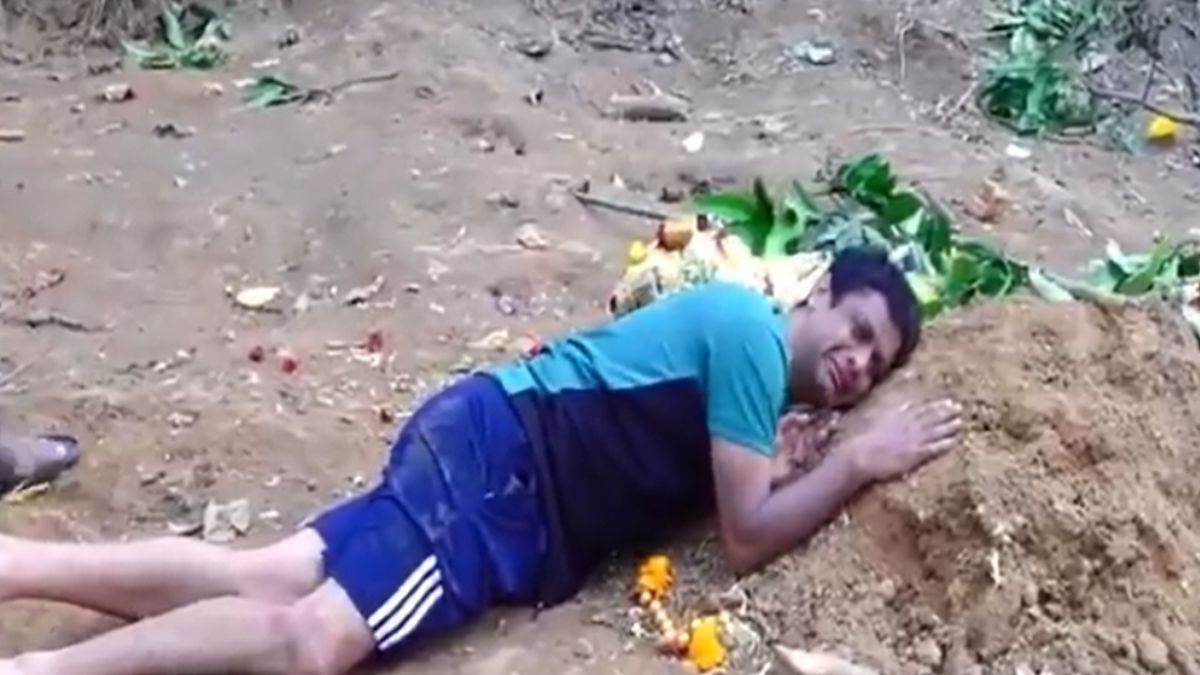 bengaluru father holds on to grave of son killed in stampede bjp shares video