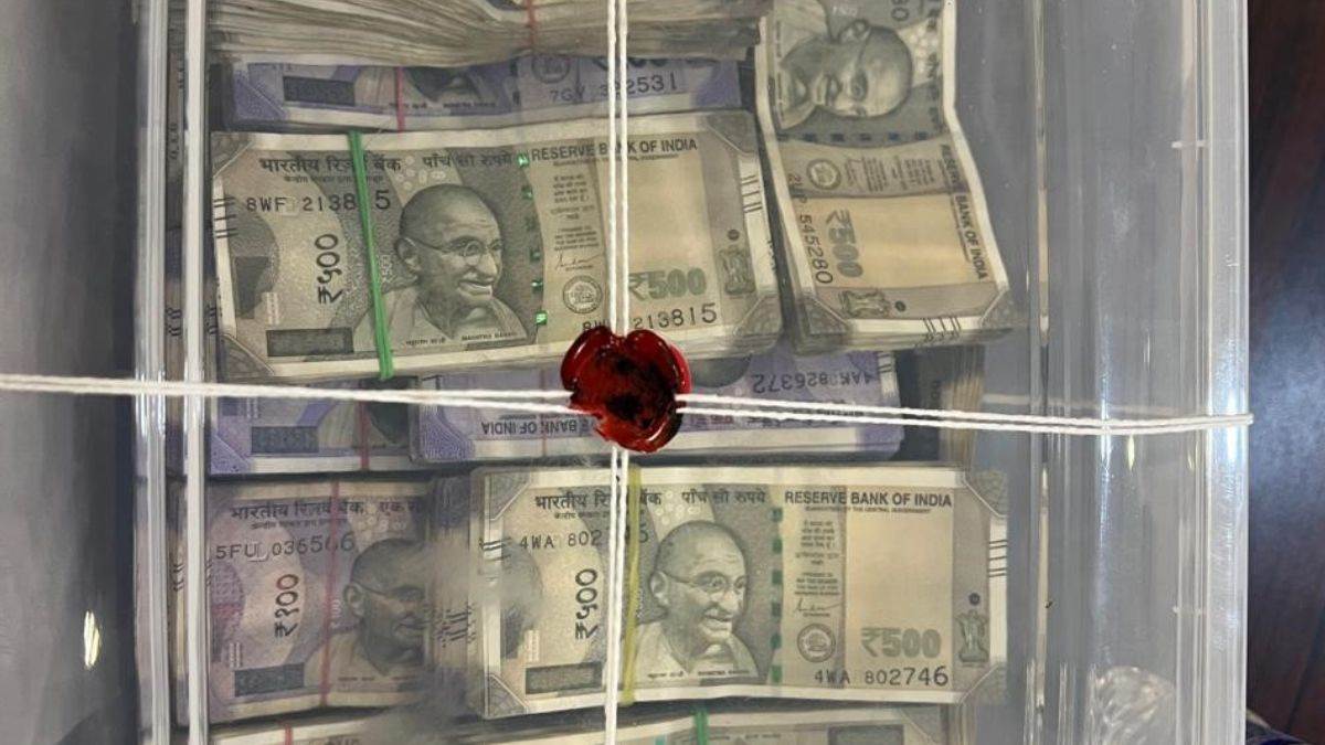 https://www.jagranimages.com/images/newimg/08062025/08_06_2025-cash_bank_23959139.jpg