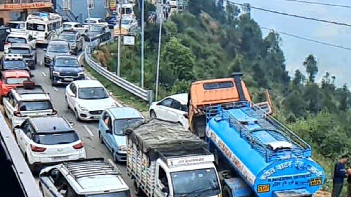 tehari garhwal news dhanaulti tourist rush causes traffic jams