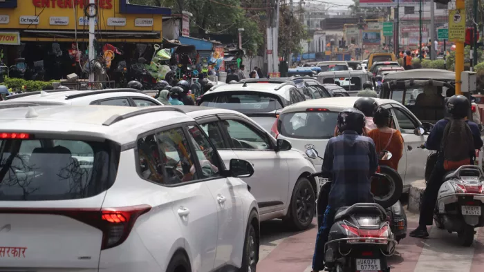 रविवार को शहर में भीतरी मार्गों से लेकर राजमार्गों पर सुबह से रात तक रेंगते रहे वाहन। जागरण
