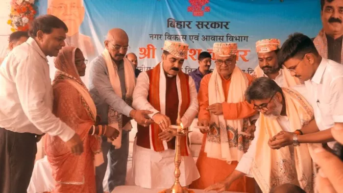 नगर निगम के विवाह भवन में योजनाओं का शिलान्यास और उद्घाटन करते मंत्री। (जागरण)