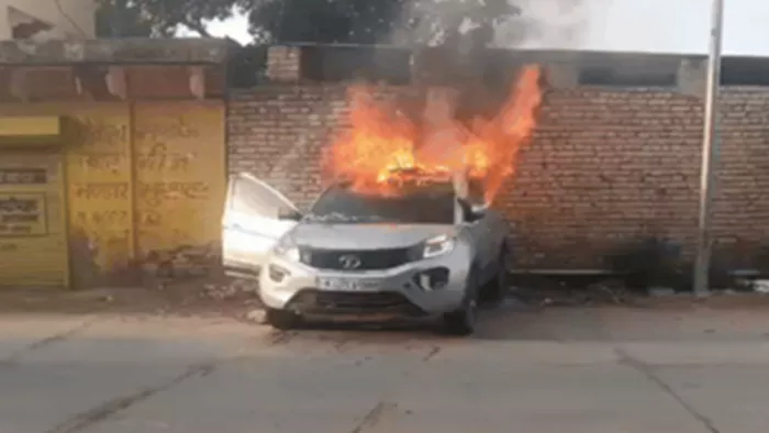 भरतपुर में कार में आग लगने से जिंदा जल गए सरकार डॉक्टर (फोटो- एक्स)