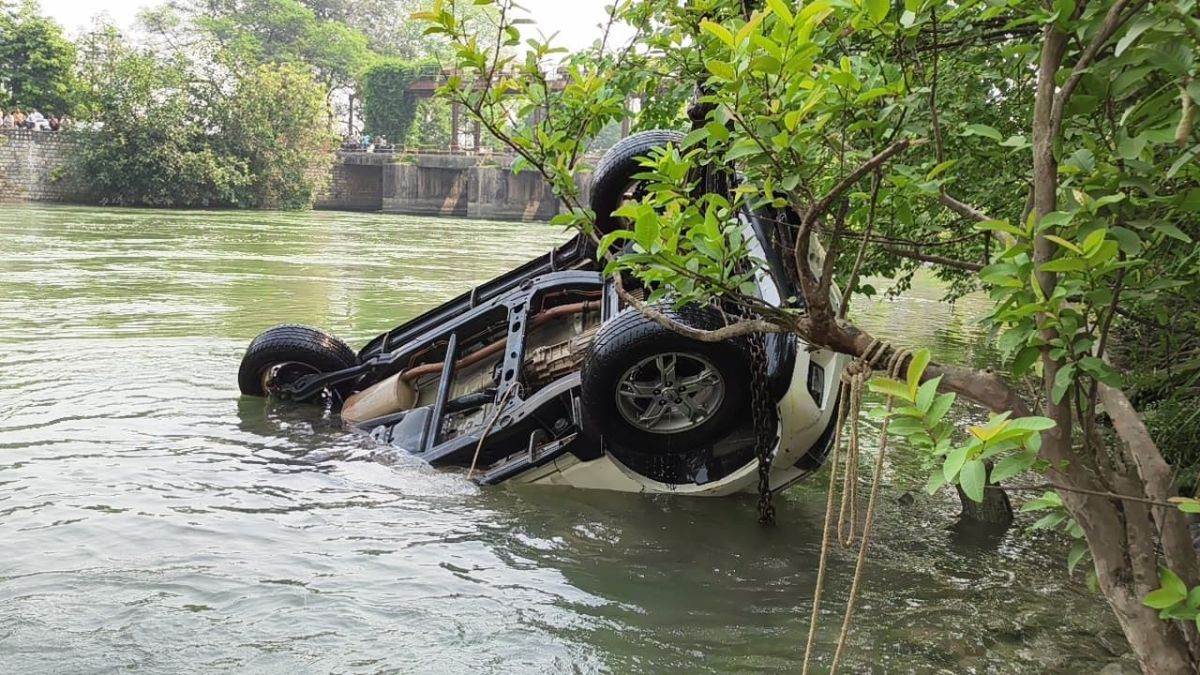 accident while trying to save a cow in yamunanagar scorpio car fell into the canal driver saved his life by breaking the glass
