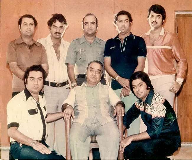 अपने सभी भाइयों के साथ निर्माता-निर्देशक कुमार रामसे, तस्वीर, Mid-Day