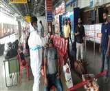 झारखंड के टाटानगर स्टेशन पर यात्रियों की जांच करते टीम के सदस्य।