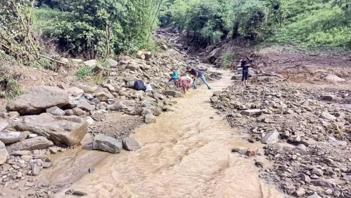 Heavy Rain in Bilaspur : घुमारवीं के भटेड़ में भारी बारिश से सड़क क्षतिग्रस्त। जागरण