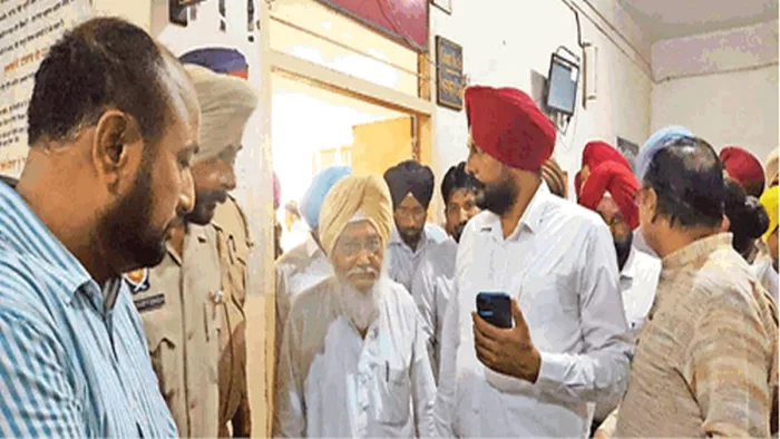 पेशी पर पहुंचे कैबिनेट मंत्री मीत हेयर के साथ विधायक व आप नेता। (जागरण)