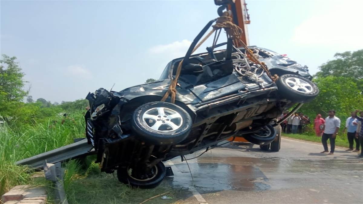 scorpio car fell into gangnahar was retrieved in meerut one youth body recovered