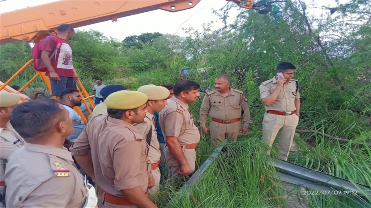 accident in meerut speeding car fell into ganganahar in meerut two youths missing