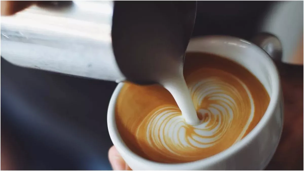 Coffee कॉफी लवर हैं तो जानें इसके सेहत से जुड़े फायदे और नुकसान