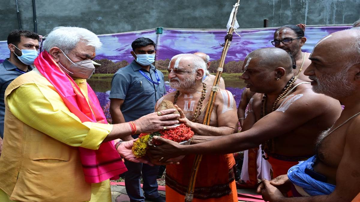 https://www.jagranimages.com/images/newimg/08072022/08_07_2022-lg_manoj_sinha_ramanujan_22872595.jpg