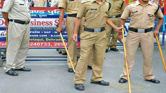 Dehradun: मस्जिद से निकल रहे युवकों पर छींटे पड़ने पर मारपीट