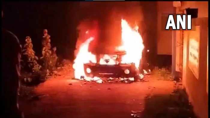 पंचायत चुनाव में हिंसा के लिए TMC व विरोधी दलों ने एक-दूसरे को ठहराया जिम्मेदार। फोटोः एएनआई।