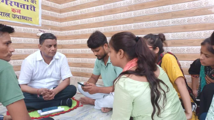 Agra News: केदार नगर स्थित सूरजपाल के घर के बाहर धरना पर बैठे कृष्णगोपाल उपाध्याय व अन्य।