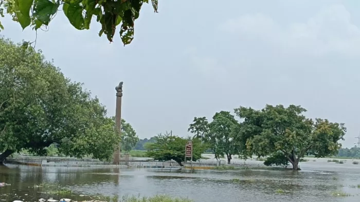 बिहार के सीमावर्ती जिलों में कहर ढहा रही नदियां।