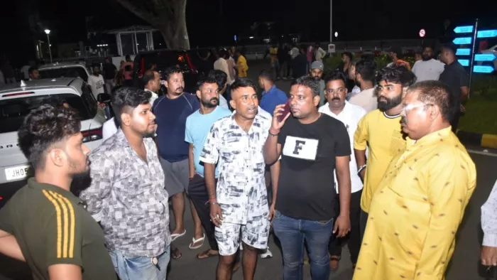 कमलेश साहू को टीएमएच में भर्ती कराने के बाद अस्पताल के बाहर उमड़ी भीड़। (जागरण फोटो)