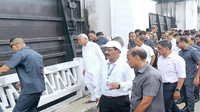 वाल्मीकिनगर में गंडक बराज का निरीक्षण करते सीएम नीतीश कुमार। फोटो- जागरण