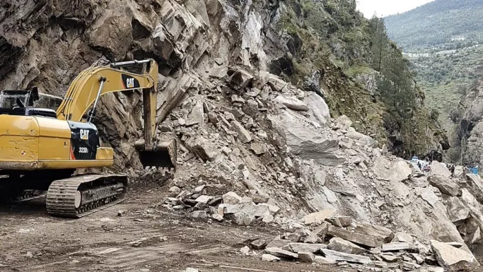 हाईवे खोलने के कार्य में जुटी जेसीबी। जागरण