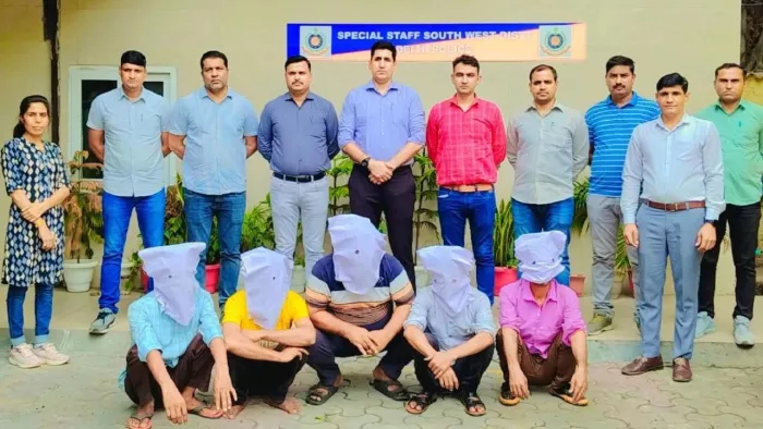 दिल्ली में पुलिस ने गांजा तस्करी करने वाले गिरोह का पर्दाफाश किया।