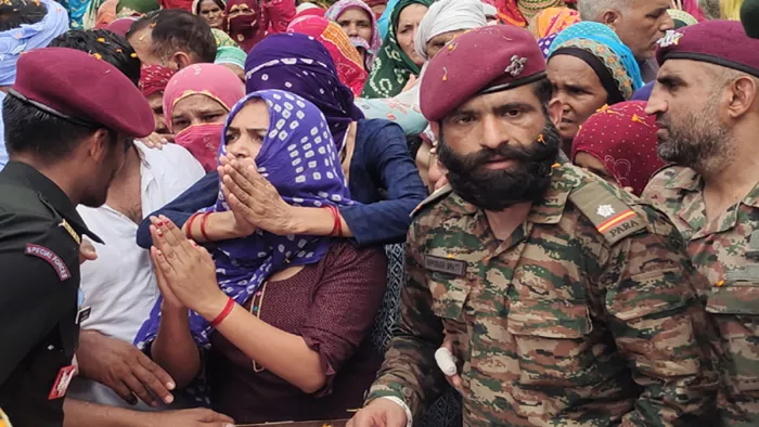 सेना से अपनी फरियाद कहती बलिदानी पैरा कमांडो की पत्नी।