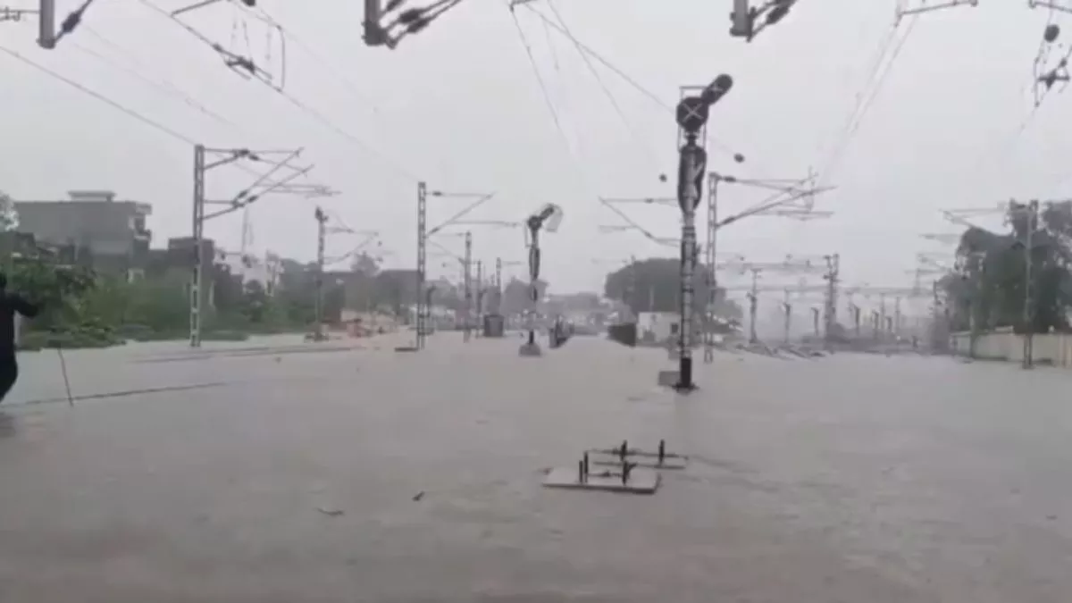 नैनीताल के लालकुआं रेलवे स्टेशन में भारी जलभराव, कई ट्रेनों की आवाजाही ठप; पटरियां पानी में डूबी