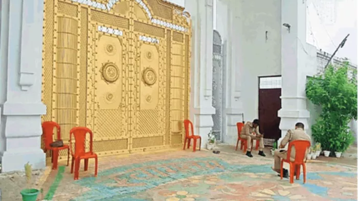 बिछवां स्थित रामकुटीर आश्रम के बाहर कुर्सियों पर बैठे पुलिस कर्मी l जागरण