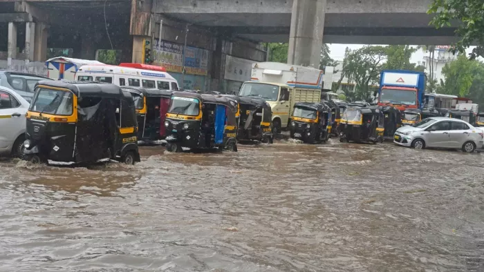 मुंबई में भारी बारिश का प्रकोप (Image: ANI)