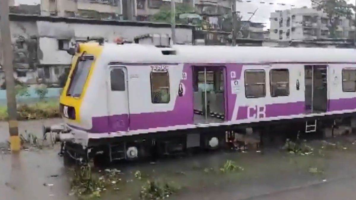 https://www.jagranimages.com/images/newimg/08072024/08_07_2024-mumbai_rain_train_23754384_82742748.jpg